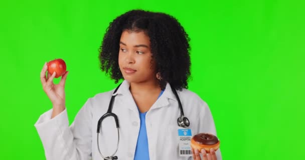 Femme Écran Vert Médecin Avec Beignet Pomme Pour Les Options — Video