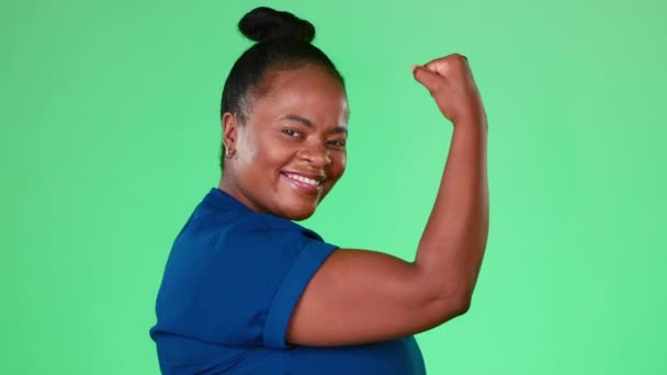 Feliz Flexível Forte Com Mulher Negra Estúdio Para Músculo Empoderamento — Vídeo de Stock
