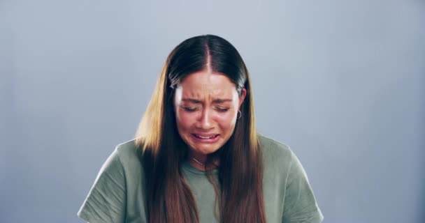 Droevig Gezicht Vrouw Met Tranen Studio Met Een Gebroken Hart — Stockvideo