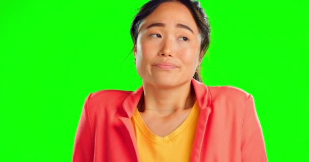 スタジオでの女性のShug 緑の画面と失望した顔を不幸な退屈と気分を再度モックアップの背景 肖像画 アジア人と女の子どんな表現 絵文字やジェスチャーが孤立ポーズ — ストック動画