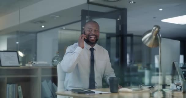 Corporate Zwarte Man Telefoongesprek Communicatie Met Netwerken B2B Glimlach Het — Stockvideo
