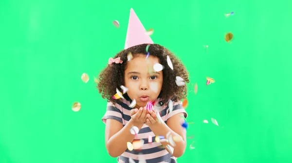 Menina Aniversário Soprando Confete Tela Verde Para Festa Celebração Isolada — Fotografia de Stock