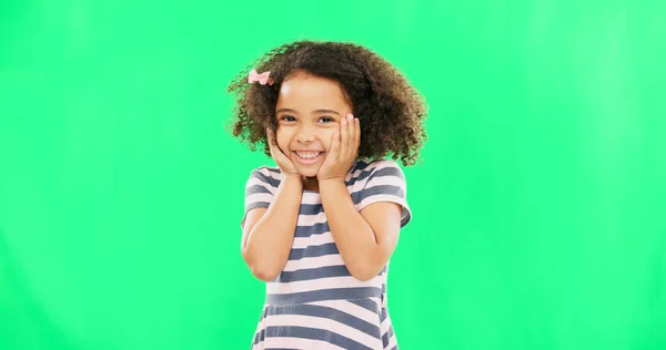 Χαριτωμένο Χαρούμενο Και Πρόσωπο Ενός Παιδιού Μια Πράσινη Οθόνη Απομονωμένο — Φωτογραφία Αρχείου