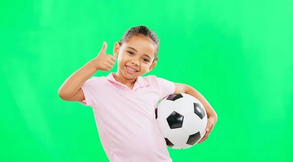 足球和大拇指在绿色的屏幕工作室与笑 脸和快乐的运动模型 小女孩 足球模特儿 为孩子们高兴体育协议 肖像画和训练 — 图库照片