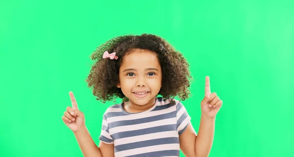 Twarz Uśmiech Dziecko Dziewczyny Skierowanie Góry Zielonym Ekranie Studio Odizolowane — Zdjęcie stockowe