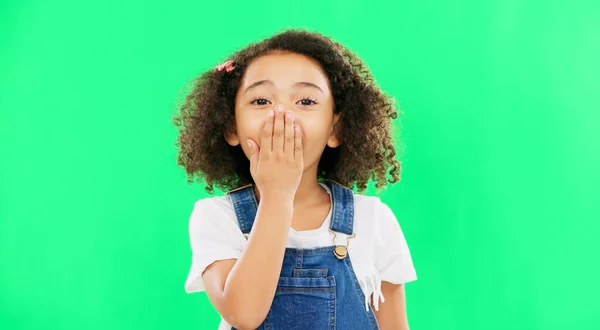 Niespodzianka Dzieci Dziewczyną Zielonym Ekranie Stojącą Nad Ustami Portret Twarz — Zdjęcie stockowe