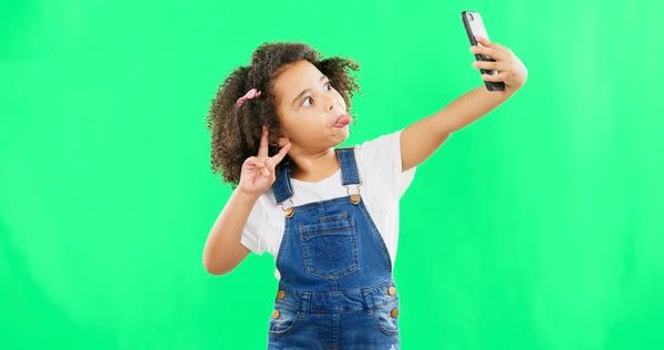 Niña Tonta Selfie Signo Paz Pantalla Verde Con Expresiones Faciales — Foto de Stock