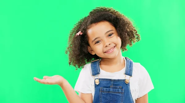 Ευτυχισμένο Μικρό Κορίτσι Και Πράσινη Οθόνη Χαμόγελο Για Τοποθέτηση Προϊόντων — Φωτογραφία Αρχείου