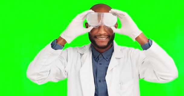 Twarz Naukowiec Czarny Uśmiech Goglami Zielonym Tle Ekranu Izolowane Studio — Wideo stockowe