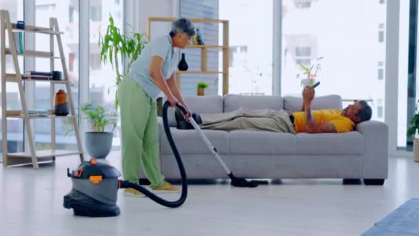 Limpieza Aspiradora Mujer Limpiando Sala Estar Casa Moderna Con Marido — Vídeo de stock