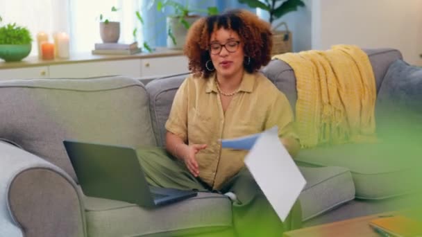 オンライン会議 ビデオ通話 黒人女性がリビングルームのソファでリモートワークをしています オンラインプロジェクトのためのウェブデザインの書類とデータと話すコンピュータ上の家 ソファと仕事のコミュニケーション — ストック動画