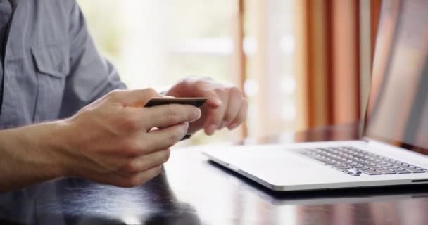 Cartão Crédito Compras Line Mãos Homem Usando Laptop Close Casa — Vídeo de Stock