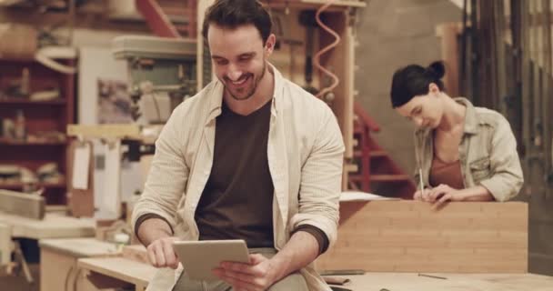 Muž Tablet Line Pro Tesařské Obchodní Vedení Dílně Muž Startup — Stock video