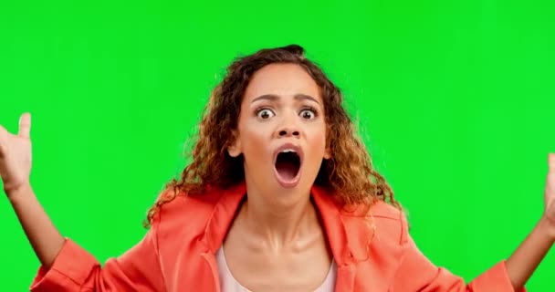 ショック 予期せぬ すごいまたは販売中のショッキングなニュースを持つスタジオの女性の顔 緑の画面の背景によってオムガの顔のジェスチャーで女性モデルの衝撃 驚きと肖像画 — ストック動画