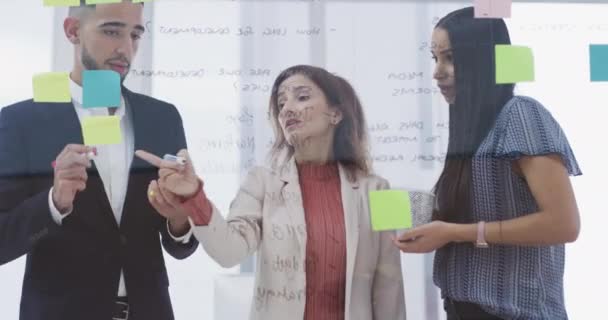 Співпраця Планування Склі Бізнес Команда Працює Офісі Разом Стратегії Зустріч — стокове відео