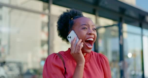 惊喜和兴奋的黑人妇女庆祝好消息 成就或赢得全球竞争 获胜者庆祝和城市人对成功 奖金或5克的奖赏感到高兴 — 图库视频影像