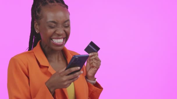黑人妇女 智能手机和信用卡与庆祝 网上交易和女孩与工作室背景 具有连接 电子商务和舞蹈功能的非裔美国女性 女士和手机 — 图库视频影像