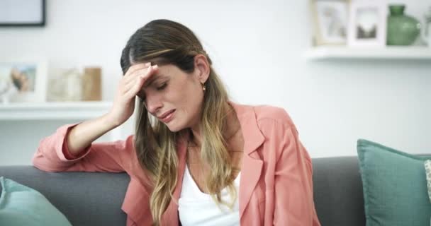 Mulher Triste Dor Cabeça Choro Sofá Sala Estar Depressão Ansiedade — Vídeo de Stock