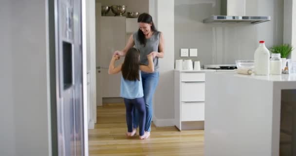 Famille Enfants Une Mère Dansant Avec Fille Dans Cuisine Leur — Video