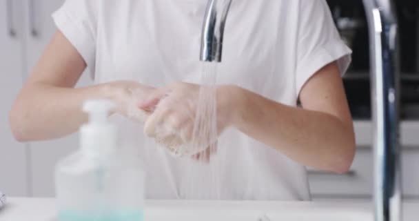 Zeep Water Persoon Wassen Handen Bij Tap Voor Huidverzorging Gezonde — Stockvideo