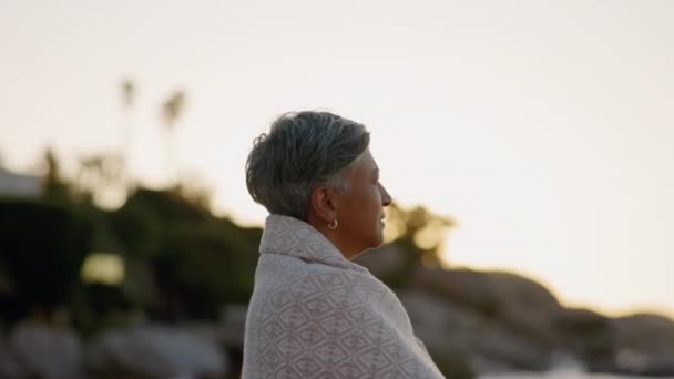 夕阳西下 笑容满面的老妇人在海滩上 心平气和地笑着 退休时 海洋和老年女性在海洋边安详 — 图库视频影像