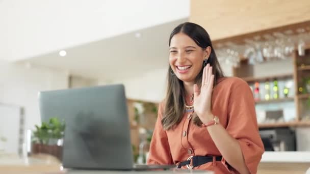 Επαγγελματική Γυναίκα Χαιρετισμό Laptop Video Call Cafe Για Freelance Εκπαίδευση — Αρχείο Βίντεο