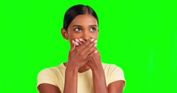 Omg 驚きの顔と緑の画面で口の上に女性の手をモックし 秘密のニュース うわー 幸せとショック Emojidex 絵文字デックス カスタム絵文字サービスを提供する若い女性の肖像画 — ストック動画