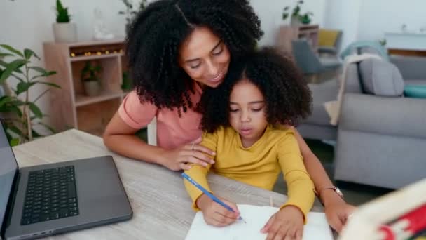 ラップトップ上の母親と女の子の自宅のリビングルーム ケアと結合で描画します オンライン教育と幸せなママの教えや学習のための子供を助ける アート宿題やホームスクールの本 — ストック動画