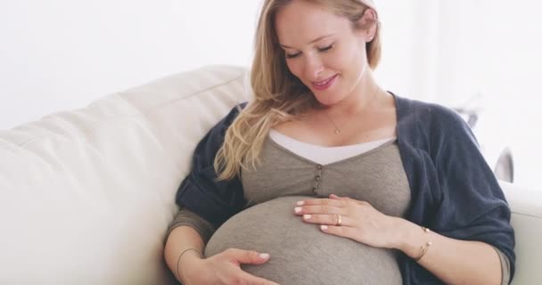 Φροντίδα Χαλαρώστε Και Χαμογελάστε Έγκυο Γυναίκα Στον Καναπέ Τρίβοντας Στομάχι — Αρχείο Βίντεο