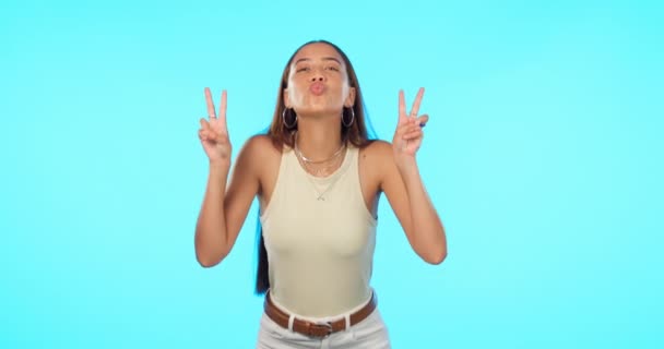 Gesicht Friedenszeichen Und Frau Mit Emoji Halt Und Glück Vor — Stockvideo