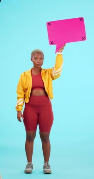 Řeč Bublina Fitness Černá Žena Třese Hlavou Studiu Izolované Modrém — Stock video