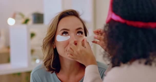 Mujer Amigos Parches Para Los Ojos Para Belleza Del Cuidado — Vídeos de Stock