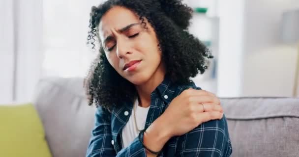 肩の痛み 筋肉の緊張と女性の傷害と健康問題 医学的緊急性と疲労 損傷した腕を持つ女性 炎症の家での関節とストレス 不安や線維筋痛のリスク — ストック動画