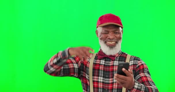 緑の画面でスタジオで携帯電話 お祝いと男性はモックアップでオンラインベットを獲得しました 興奮し アフリカのシニア男性受賞者は クロマキーの背景によって隔離された携帯電話で祝う — ストック動画
