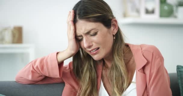 Üzgün Kadın Depresyon Boşanma Evdeki Oturma Odasında Stres Yüzünden Kanepede — Stok video