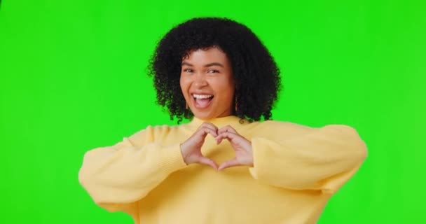 Serce Portret Kobiety Ręką Przeciwko Zielonemu Ekranowi Miłości Dziękuję Lub — Wideo stockowe