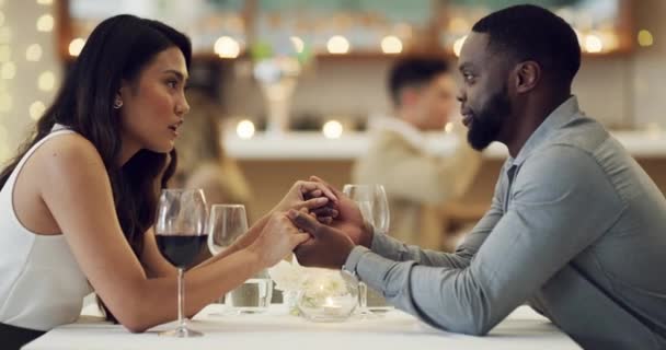 夜の夕食で結婚記念日を祝うためにレストランで手や異人種間のカップルを保持 バレンタインデーのワインデートで愛 ロマンチックな黒人男性または女性のファインダイニングボンディング — ストック動画