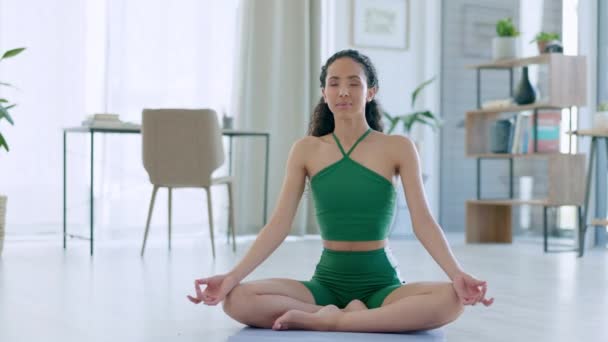 黑人妇女 瑜伽和冥想在垫子上的精神健康 在室内锻炼或锻炼 让非裔美国女子瑜伽静下心来 进行健康的禅修 练习或体察 — 图库视频影像