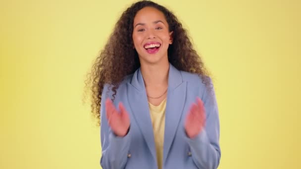 Gezicht Zwarte Vrouw Applaus Voor Feest Succes Dame Tegen Studioachtergrond — Stockvideo