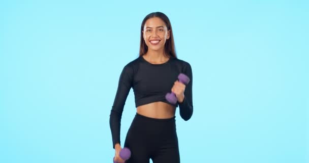 Mutlu Kadın Fitness Halterci Halterler Antremanda Mavi Bir Stüdyo Arka — Stok video