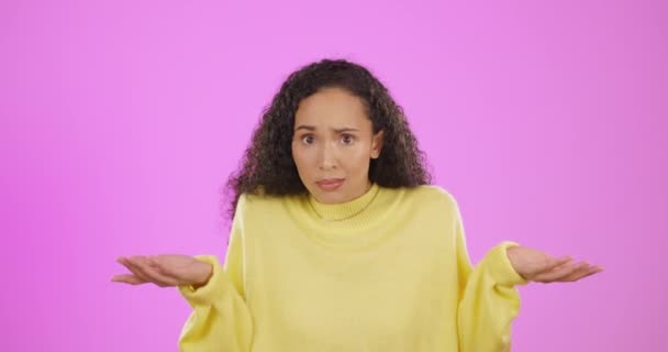 Twarz Zdezorientowany Wzruszyć Ramionami Przez Kobietę Studio Nie Wiem Symbol — Wideo stockowe