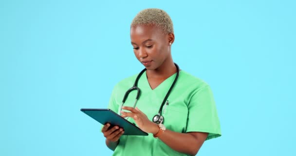 Black Woman Doctor Tablet Healthcare Research Browsing Searching Online Blue — Stock Video
