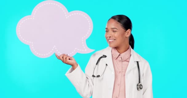 Bańka Mowy Lekarz Kobieta Plakatem Uśmiech Studio Dla Ogłoszenia Informacji — Wideo stockowe
