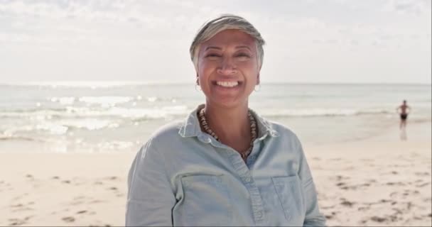 Расслабься Старенька Женщина Пляже Путешествий Отпуск Летнюю Отпуск Портрет Посмішка — стокове відео