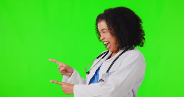 Gelukkige Vrouw Dokter Wijzend Groen Scherm Voor Gezondheidszorg Reclame Tegen — Stockvideo