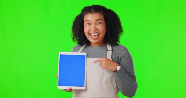 Feliz Mujer Apuntando Tableta Para Maqueta Publicidad Croma Clave Fondo — Vídeos de Stock