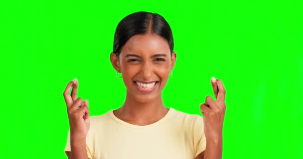Надежда Скрещенные Пальцы Женщина Студии Зеленым Экраном Желанием Победить Успеха — стоковое видео