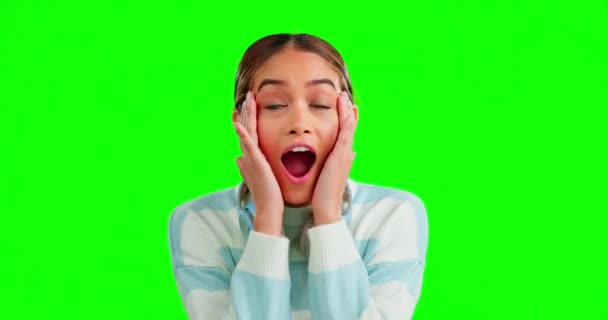 Женщина Счастливое Шокированное Лицо Зеленого Экрана Студия Фоне Забавным Моментом — стоковое видео