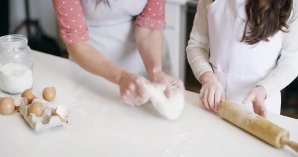 Ψήσιμο Ζύμη Παιδί Της Στην Κουζίνα Για Ένα Πάρτι Γιορτή — Αρχείο Βίντεο