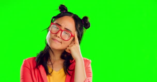 绿色的屏幕 被工作室里的亚洲女人迷惑和思考 在模拟的背景下疑惑和沉思 不确定 怀疑和天才女孩沉思 决定或选择以及与空间隔离的感情 — 图库视频影像